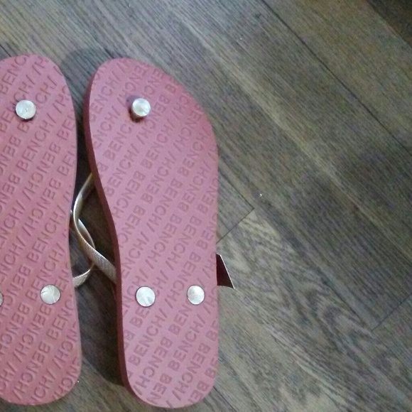 Bench NWT ladies flip flops! Size 8 - Picture 3 of 4